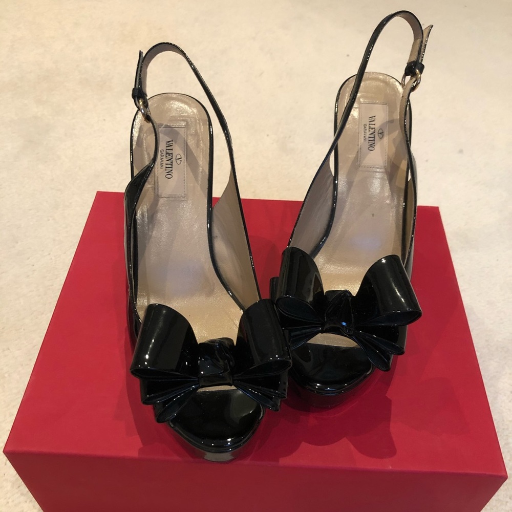 Valentino size 9 patent leather wedges with bow